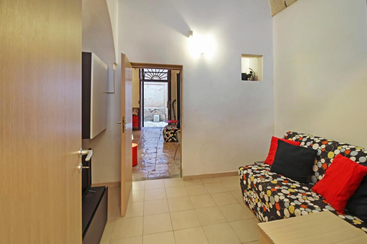 B&B Affittacamere Del Teatro Brindisi Exterior photo